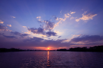 幼儿园中班安全教案：打雷下雨时